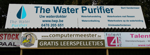 Groot bord boven staantribune voetbalveld KESK Leopoldsburg