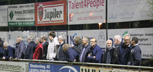 Groot reclamebord achter goal voetbalclub KESK Leopoldsburg